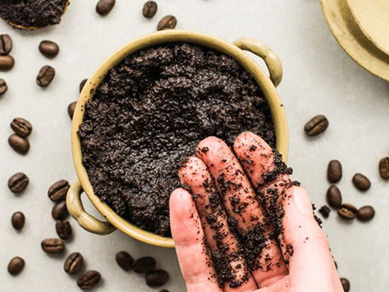 Cái cách mà người ta trộn bã cafe để làm đẹp da