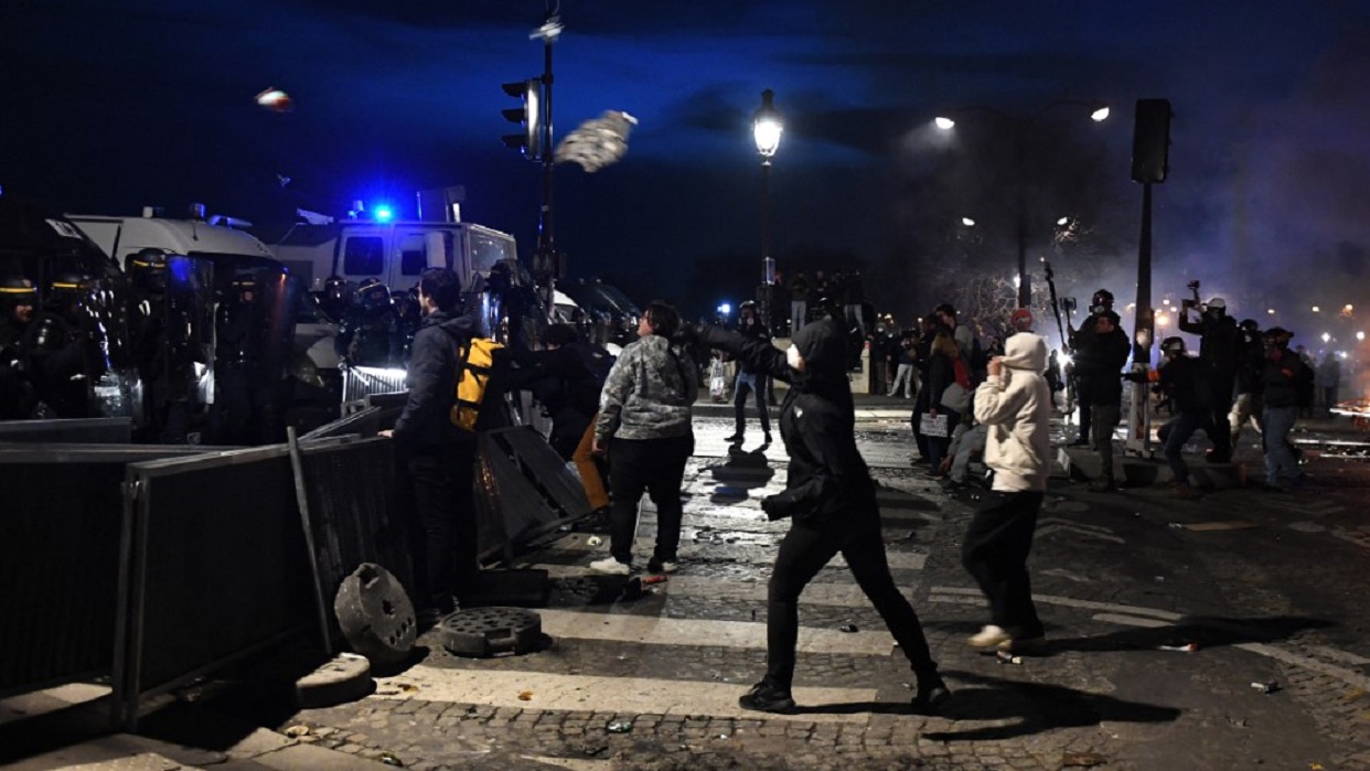 Al menos una centena de arrestos en toda Francia en nueva noche de protestas