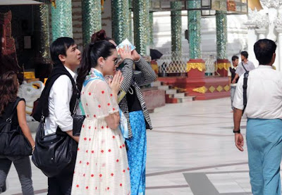 thai famous actress davika hoorne at shwedagon pagoda