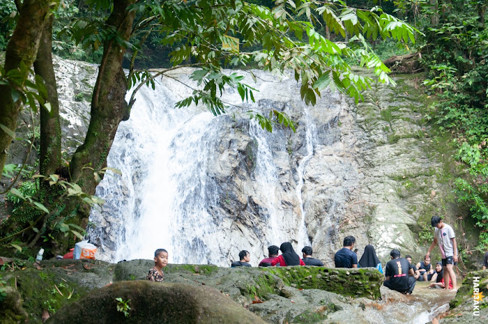 Pengunjung berkumpul di hadapan air terjun Sungai Sendat