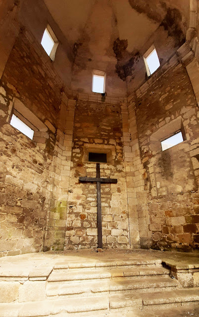 ruinas do altar mor da antiga igreja de São João Batista da Foz