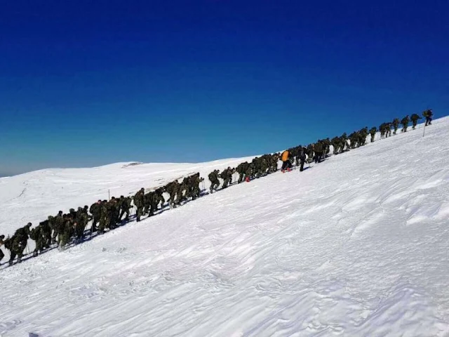 Οι Ευέλπιδες σε σκληρή χειμερινή εκπαίδευση λίγο πριν έρθουν στο Ναύπλιο για τον Μαραθώνιο 