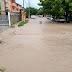 El Arroyito se desborda e inunda calles y algunas viviendas en Barahona.