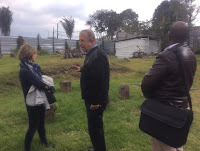 Visite des lieux de la première église du MD, avec le curé (P. Oscar)