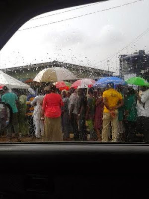 Nigerians vote in the rain