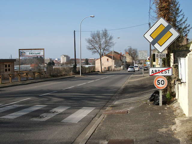 La route départementale 906 en direction de Vichy en mars 2014.