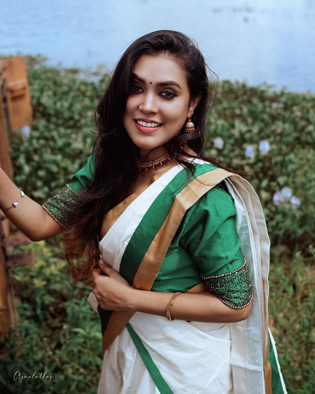 South Indian Instagram model star Mithuvigil hot photos in sexy saree. Mithuvigil Instagram photos and video download. Desi South Indian women videos.