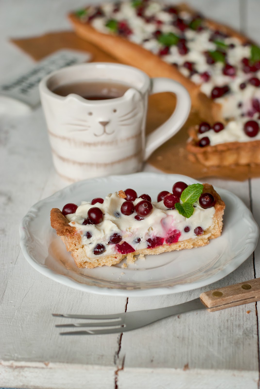 Tarta z białą czekoladą i owocami