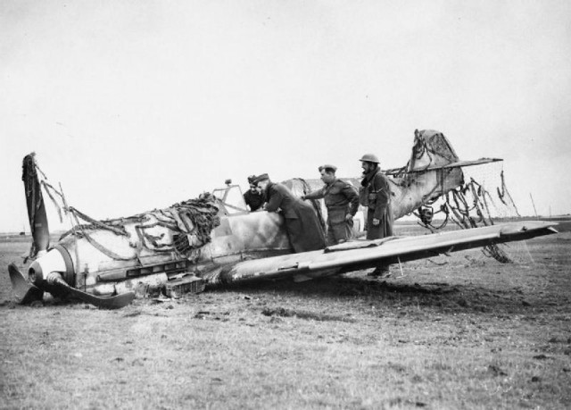 25 October 1940 worldwartwo.filminspector.com Bf 109E-4 crash-landing