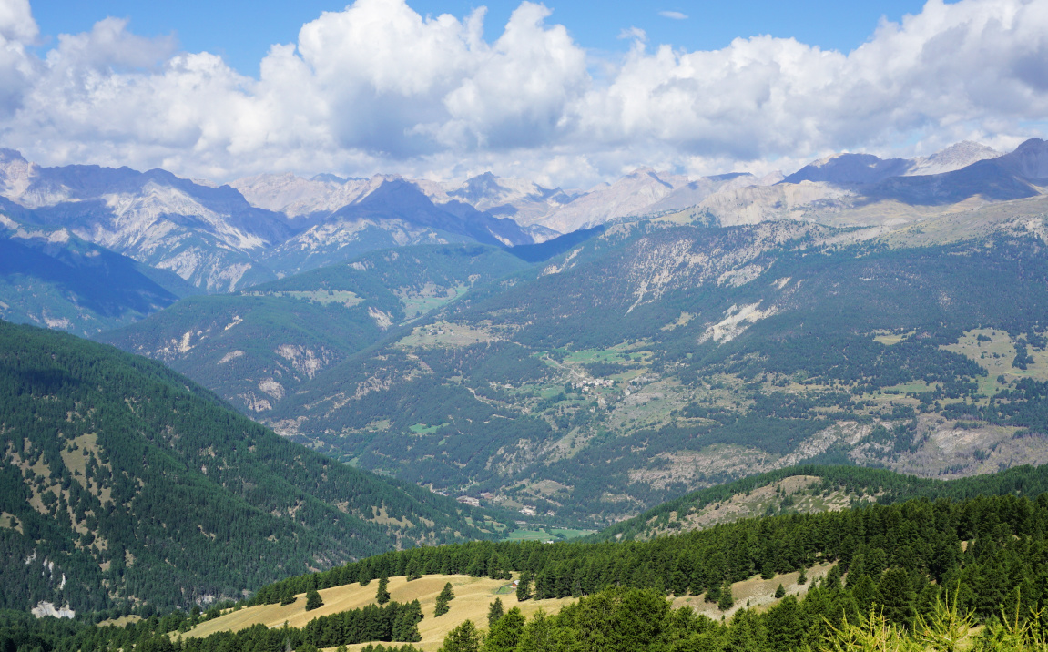 View west La Gardiole de l'Alp southern flank