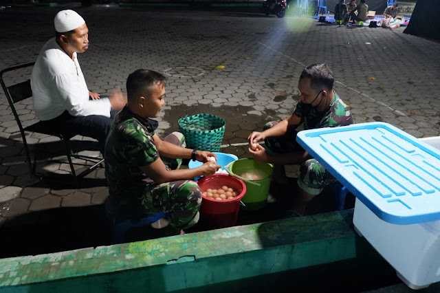 KodimKaranganyar – Sahur Berkah, Dapur Umum Kodim 0727 Karanganyar Membuat 500 Bungkus Nasi Siap Saji