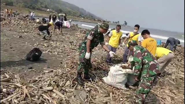 KORAMIL 0622-06/PARAKANSALAK TURUT HADIR IKUT BERSIHKAN PANTAI SANGRAWAYANG DALAM RANGKA HUT TNI YANG KE 78