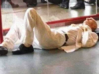 Suassuna deitado no aeroporto - Só estava descansando