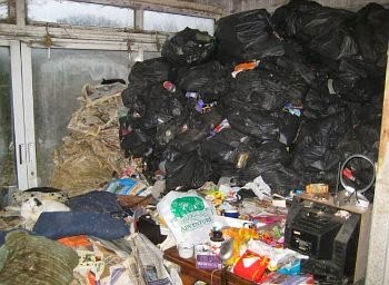 Pasangan Ini Diusir Karena Tinggal dengan 30 Ton Sampah