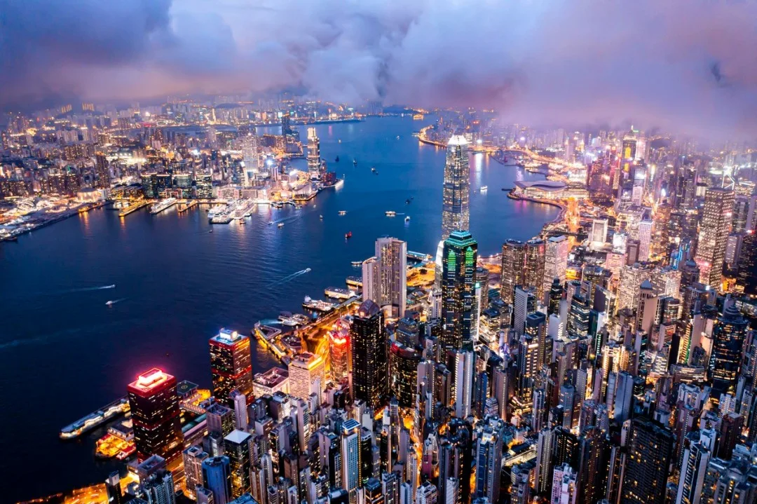 Le compagnie di navigazione riducono i servizi per il porto di Hong Kong