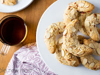 Almond Crescent Cookies – dairy-free & low-carb options
