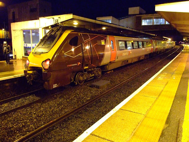 Night photo of Cross Country Trains Class 220009 diesel electric multiple unit waits at Banbury 2017