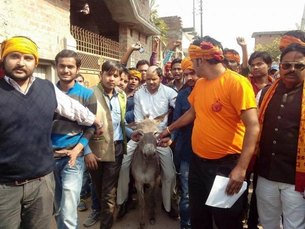 Pastor é torturado por Hindus e obrigado a desfilar em cima de burro na Índia