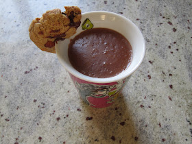 Tasse de chocolat chaud aux cookies avec un cookies maison