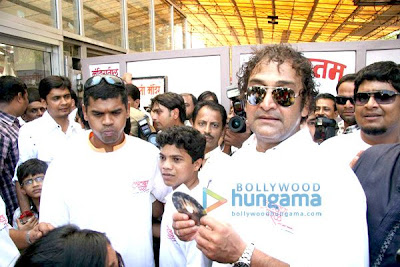 Mahesh Manjrekar seeks blessing at Siddhivinayak for his film City of Gold image