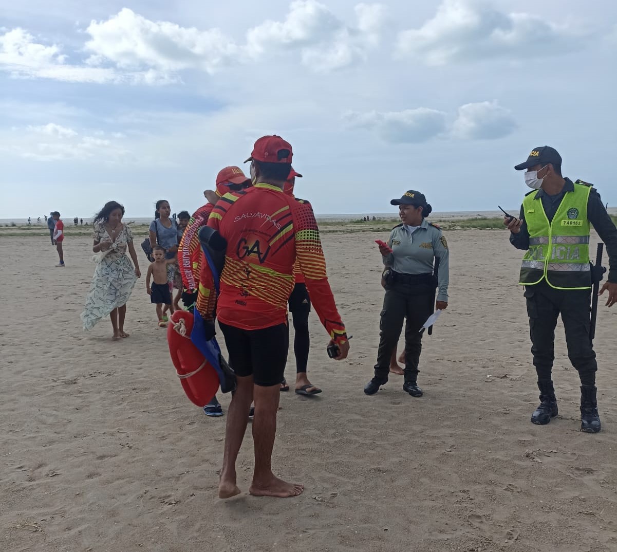 https://www.notasrosas.com/Fundación 'Guajira Aventura' auxilia en la desembocadura de 'El Riíto', a una mujer herida con un puñal, para robarle un celular