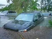 Carro tomado pela inundação