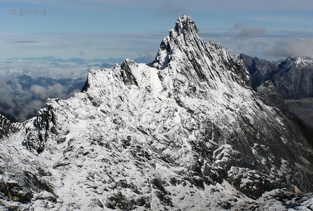 Gunung dengan medan pendakian tersulit di indonesia