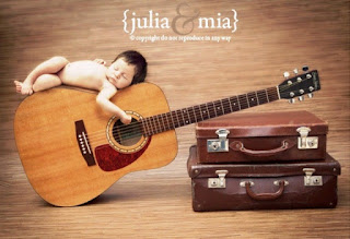 Gratis foto bayi tidur di atas gitar lucu