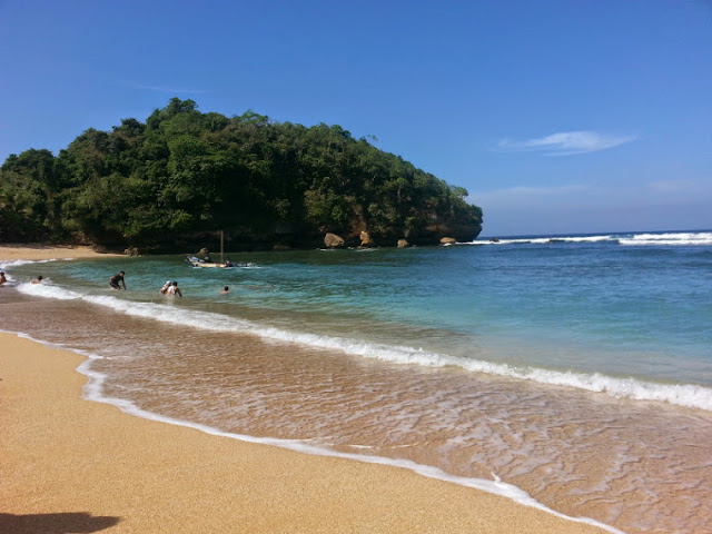 PANTAI NGLIYEP MALANG DENGAN PESONA PASIR PUTIH LEMBUT