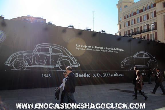 Fotos de la exposición sobre la historia del Volkswagen Beetle en la plaza de Callao de Madrid