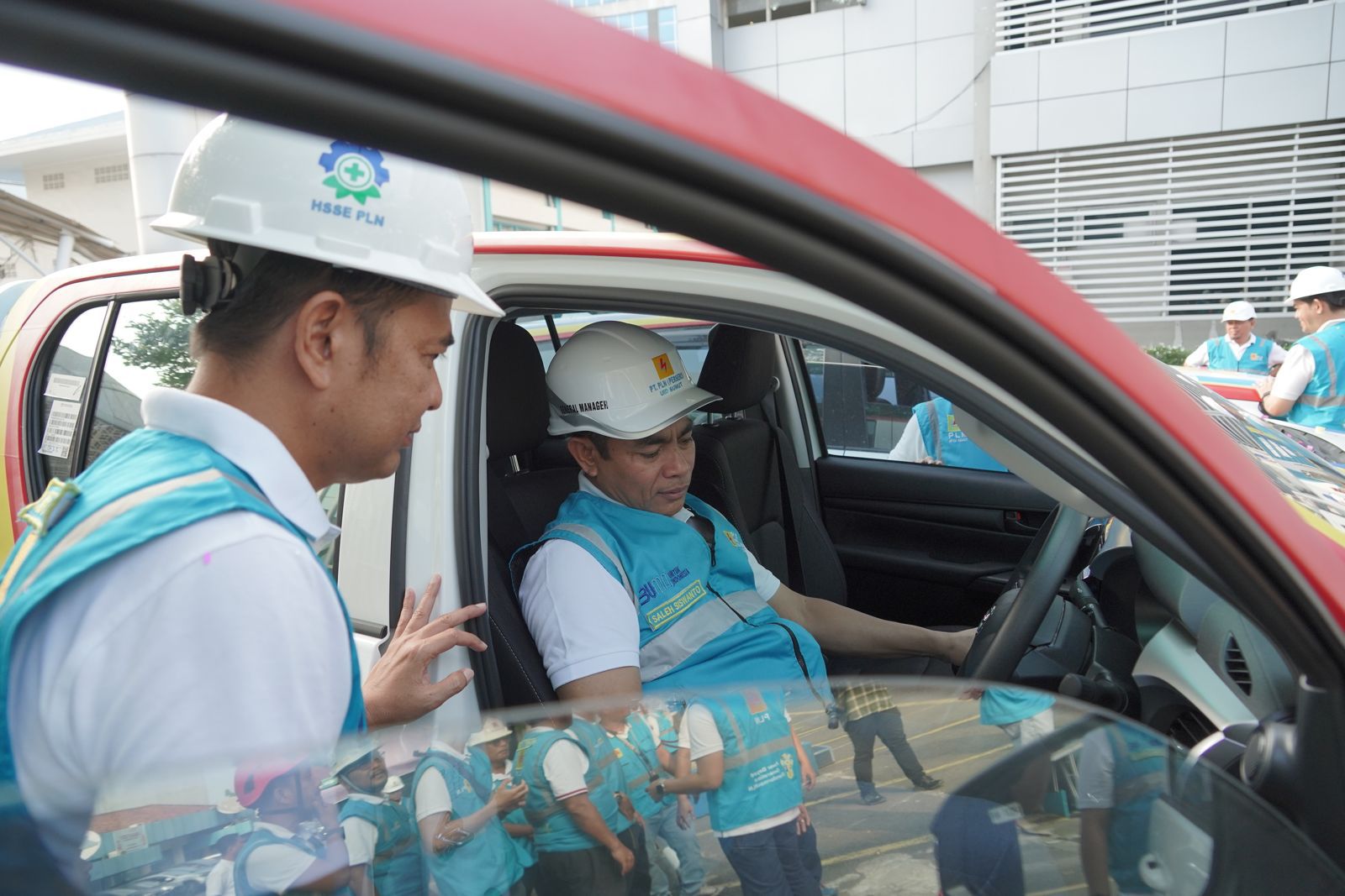 GM PLN Unit Induk Sumatera Utara Saleh Siswanto memeriksa kendaraan safety patrol yang baru diluncurkan (istimewa)