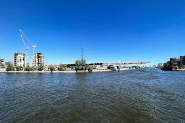 Москва-река, затон Новинки, бывшая территория ЗИЛ, строящийся автомобильный мост