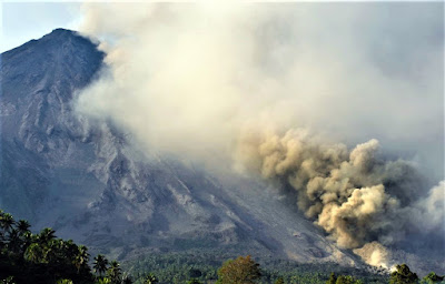 menunjukkan aktivitas yang kian aktif setelah beberapa hari terakhir mengeluarkan erupsi Sejarah Letusan Gunung Karangetang