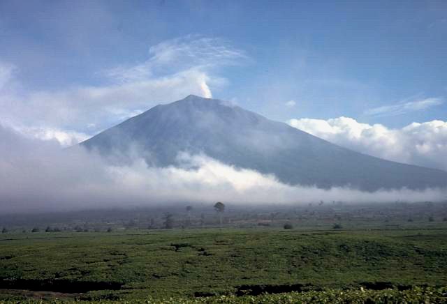 Gunung Kerinci Gunung Berapi Tertinggi di Indonesia 