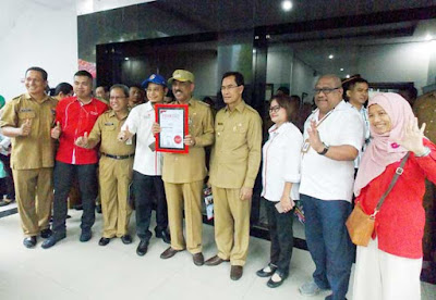 Ambon, Malukupost.com - Pemerintah Kota (Pemkot) Ambon kembali menerima penghargaan kota pintar nusantara atau "smart city" nusantara dari PT Telkom Indonesia. Penghargaan smart city nusantara diberikan karena Pemkot Ambon menggunakan produk Telkom untuk pelayanan pemerintahan maupun fasilitas perumahan, kata General Manager PT Telkom Witel Maluku, Ichwan Muhammad. "Penghargaan diberikan kepada kota Ambon karena telah mengimplementasikan program kota pintar dan memudahkan penggunaan maupun penyiapan teknologi sehingga masyarakat mengakses informasi terkait kota ini dengan mudah," katanya di Ambon, Senin (26/2).