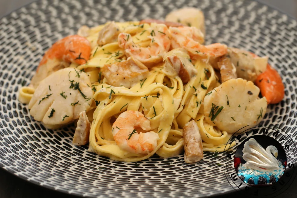 Tagliatelles avec cèpes, crevettes et coquilles Saint-Jacques