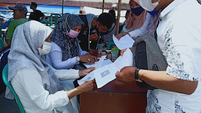 Luar Biasa, Sukses! Kegigihahan THL Diskop dan UKM Bikin Banjir Vaksinasi di Pasar Ibuh