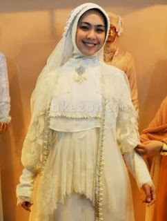 Foto Busana Pengantin Muslim Oki Setiana Dewi Tren 2014