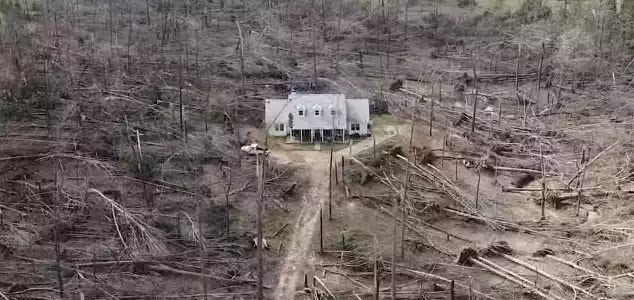 Ένας καταστροφικός ανεμοστρόβιλος που ξερίζωσε όλα τα δέντρα, και ως του θαύματος αφησε άθικτο ένα σπίτι.  VIDEO
