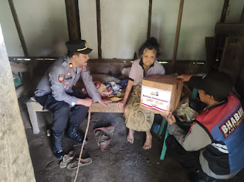 Polisi Datang Serahkan Bantuan, Warga Pulung di Ponorogo Riang