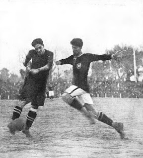 Zabala se adelanta al defensa protugués para marcar uno de los goles. SELECCIÓN DE ESPAÑA 3 SELECCIÓN DE PORTUGAL 0 Domingo 16/12/1923. Partido internacional amistoso. Sevilla, España, Campo de la Avenida Reina Victoria: 16.000 espectadores.