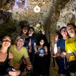 Familia de visitantes explorando las impresionantes estalagmitas y estalactitas en las Cavernas Humanti de Archidona, Napo, sumergiéndose en la maravilla de la formación natural subterránea.