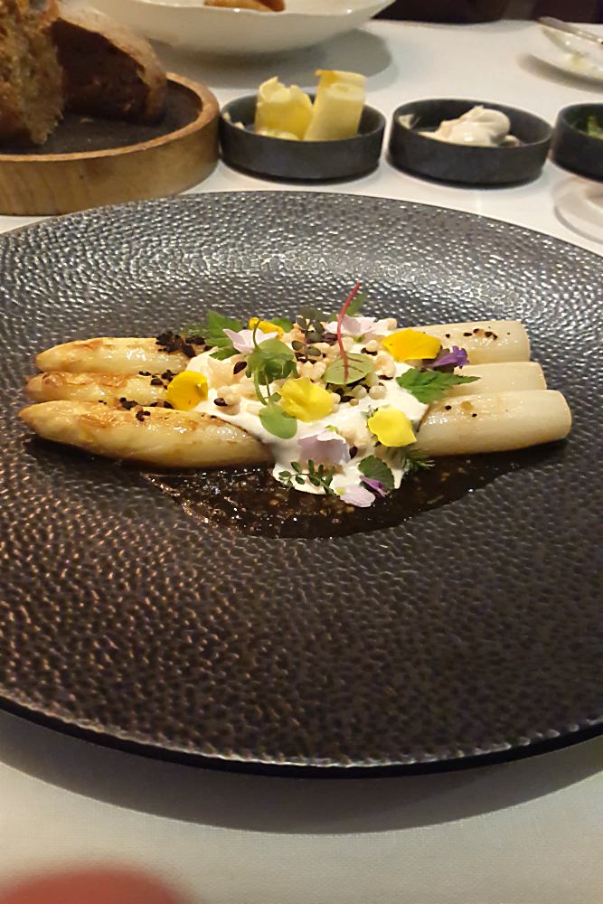 Spargel, confiert – Trüffelvinaigrette, Mascarpone, Weinbergkräuter. Menü Flora von Nils Henkel, Burg Schwarzenstein | Arthurs Tochter kocht. von Astrid Paul