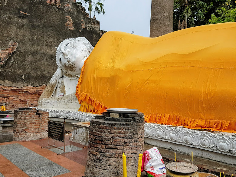 崖差蒙空寺寺中的臥佛，以及當地的供品