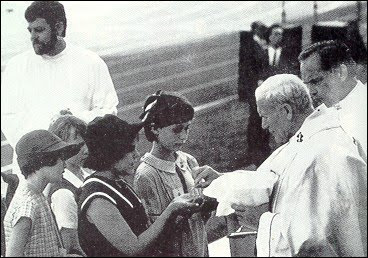 Resultado de imagen para PAPA JUAN PABLO SEGUNDO Y LA COMUNION EN LA MANO