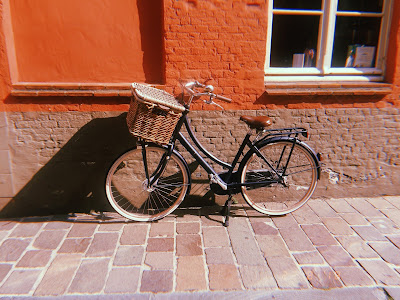 vintage bike with basket in bruges