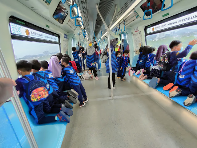 Lawatan sambil belajar naik MRT