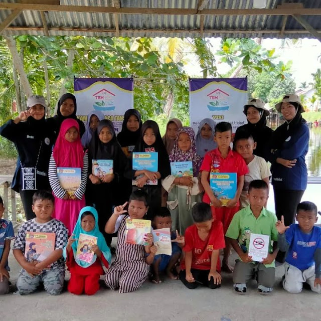 Kisah Inspiratif Siti Badariah Penggagas "Kampung Baca Tansal"
