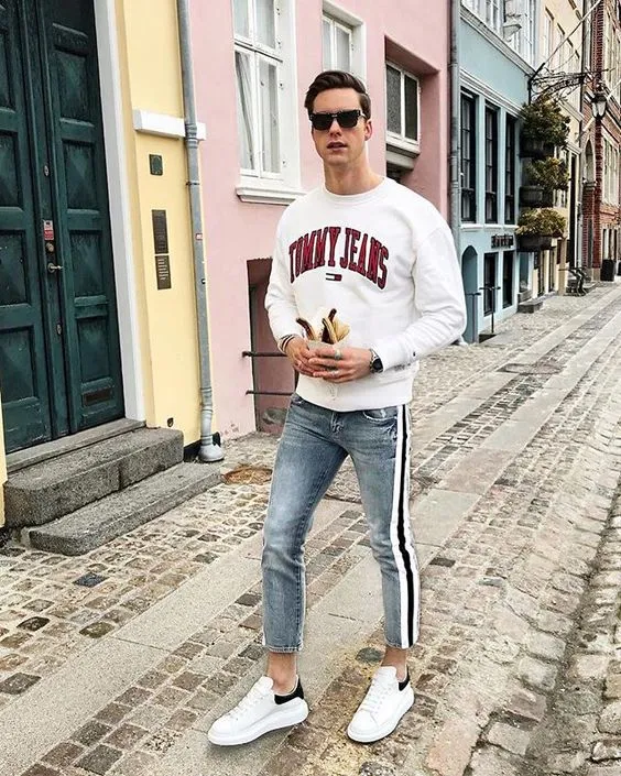 look masculino com calça listra lateral vertical tendencia verão 2019