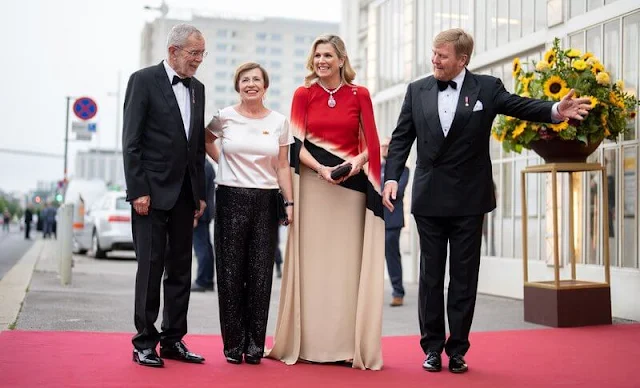 Queen Maxima wore a beige and red kaftan by Jantaminiau modern camouflage collection. Ruby diamond necklace and earrings